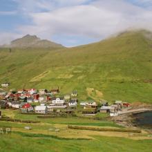 Mestečko leží pri najvyššom vrchu ostrovov - Slættaratindur (880 m n.m.).