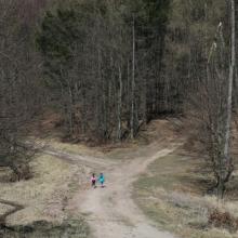 Dolu kopcom sa beží.