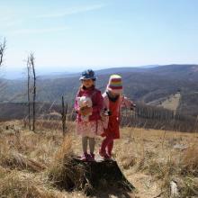 Dve. V pozadí lyžiarsky svah Pezinskej Baby.