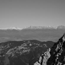 Výhľady z hrebeňa Nízkych Tatier, v pozadí Vysoké a Západné Tatry.