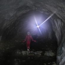 Skúmame jaskyňu, ktorá má vraj až 50 metrov.