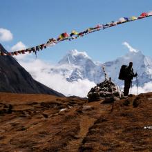 v sedle medzi Dole a Machhermo, v pozadí Ama Dablam (6812 m)