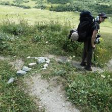 Po hodine chodenia sme sa rozhodli pre tento zostupový chodník, vyrobili sme šípku